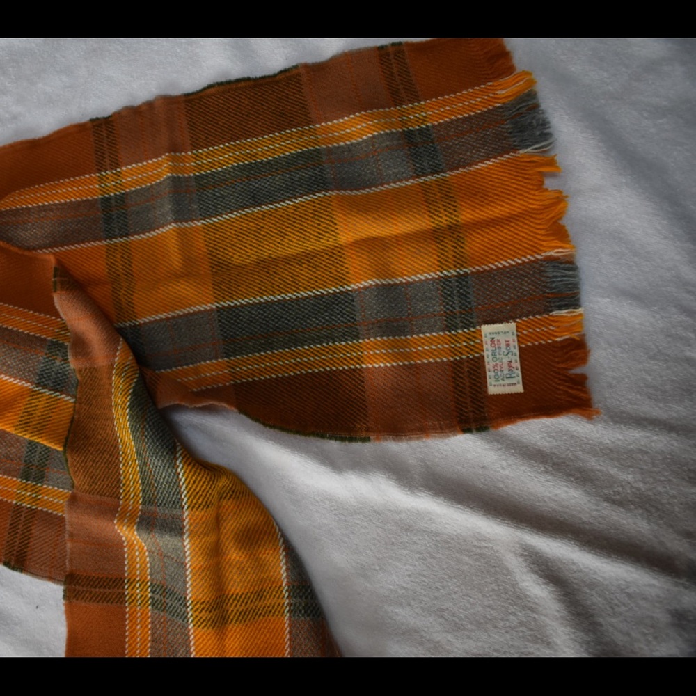 Unisex wool scarf.